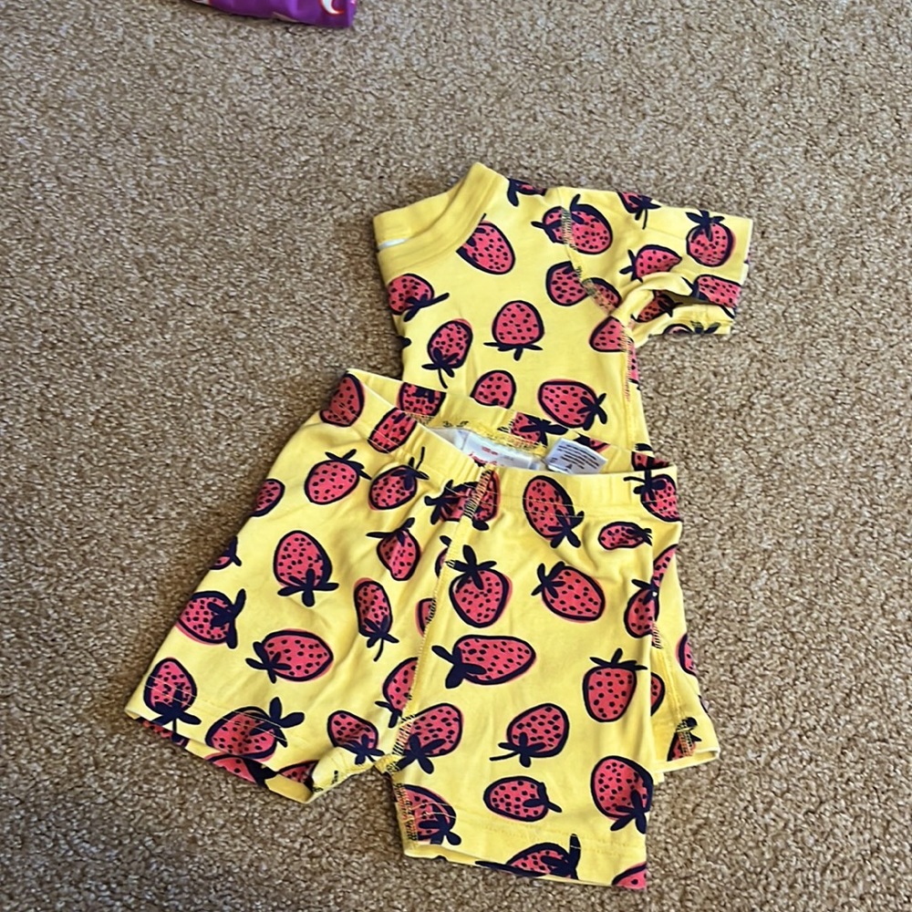 Hanna Andersson size 4 strawberry pajama set